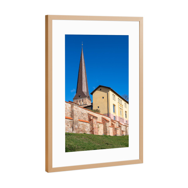 Poster mit Rahmen Kupfer "Stadtmauer mit Petrikirche" artboxONE - Reise,Architektur,Städte / Weitere