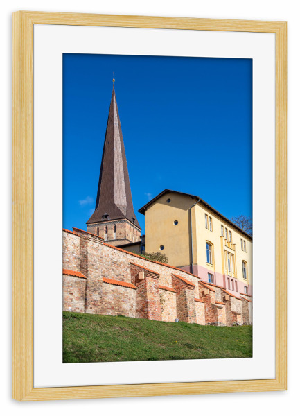 Poster mit Rahmen kiefer "Stadtmauer mit Petrikirche" artboxONE - Reise,Architektur,Städte / Weitere