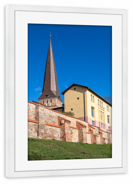 Poster mit Rahmen weiß "Stadtmauer mit Petrikirche" artboxONE - Reise,Architektur,Städte / Weitere