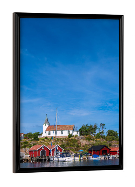 Poster mit schwarzem Rahmen "Hamburgsund mit Kirche" artboxONE - Natur,Reise,Architektur,Reise / Strand und Meer,Reise / Länder