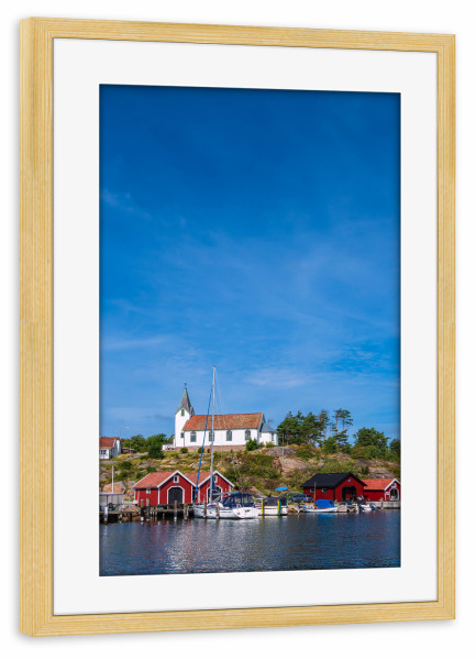Poster mit Rahmen kiefer "Hamburgsund mit Kirche" artboxONE - Natur,Reise,Architektur,Reise / Strand und Meer,Reise / Länder
