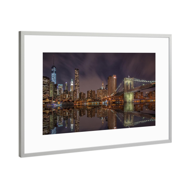 Poster mit Rahmen Silber "New York City bei Nacht" artboxONE - Städte,Städte / New York,Reise,Architektur