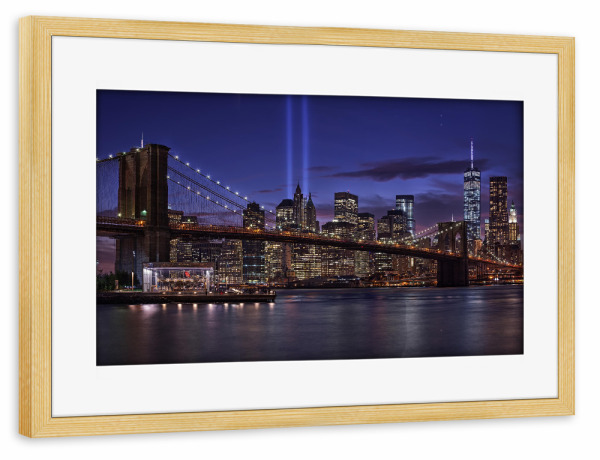Poster mit Rahmen kiefer "Manhattan at night" artboxONE - Städte / New York,Reise,Architektur,Reise / Länder