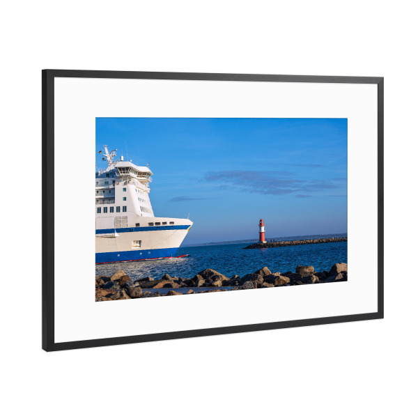 Poster mit Rahmen Schwarz (Metallic) "Fähre mit Mole" artboxONE - Natur,Reise,Architektur,Reise / Strand und Meer