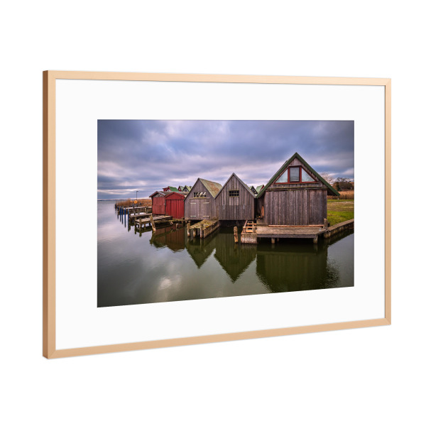 Poster mit Rahmen Kupfer "Bootshäuser in Althagen" artboxONE - Natur,Reise,Architektur,Reise / Strand und Meer
