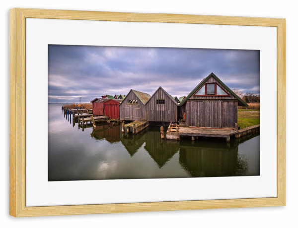 Poster mit Rahmen kiefer "Bootshäuser in Althagen" artboxONE - Natur,Reise,Architektur,Reise / Strand und Meer