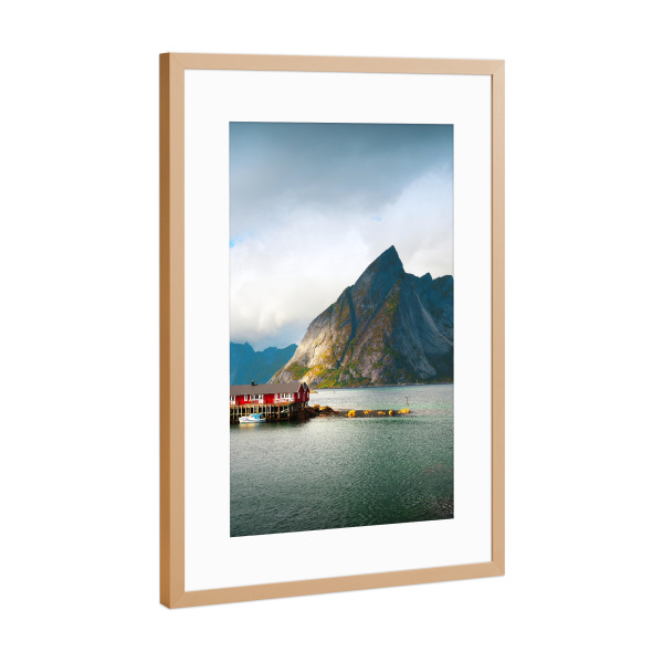 Poster mit Rahmen Kupfer "Fischerhaus, Meer und Berg" artboxONE - Natur,Reise,Architektur,Reise / Länder