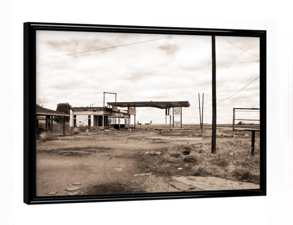 Poster mit schwarzem Rahmen "Old Gas Station at the Highway" artboxONE - Reise,Reise / Länder