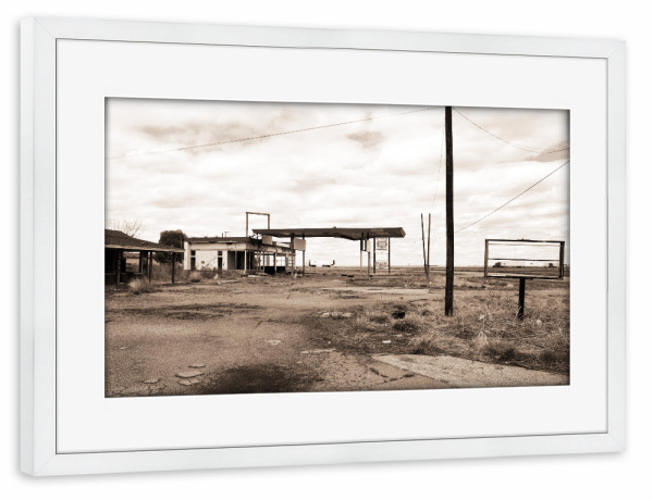 Poster mit Rahmen weiß "Old Gas Station at the Highway" artboxONE - Reise,Reise / Länder