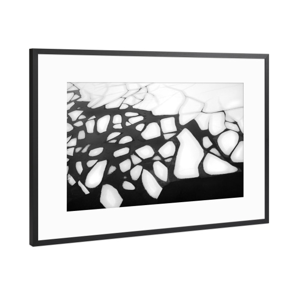 Poster mit Rahmen Schwarz (Metallic) "Tränen im Eis" artboxONE - Natur,Schwarzweiß
