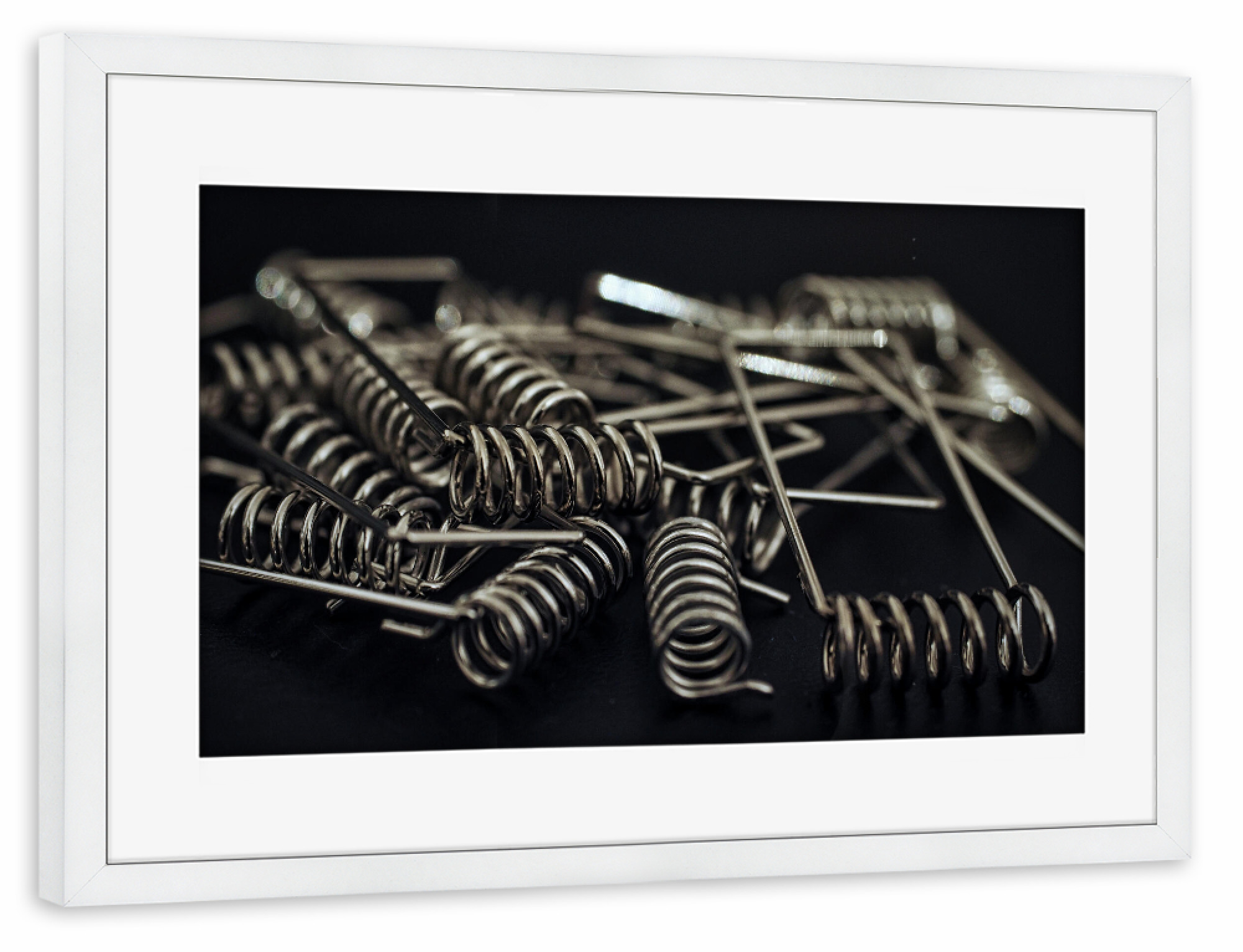 Poster mit Rahmen weiß "Federn" artboxONE - Abstrakt,Schwarzweiß - Feder,Druckfeder,Verchromt,Chrom,Spirale,Spiralfeder,Stilleben,Technik,Metall