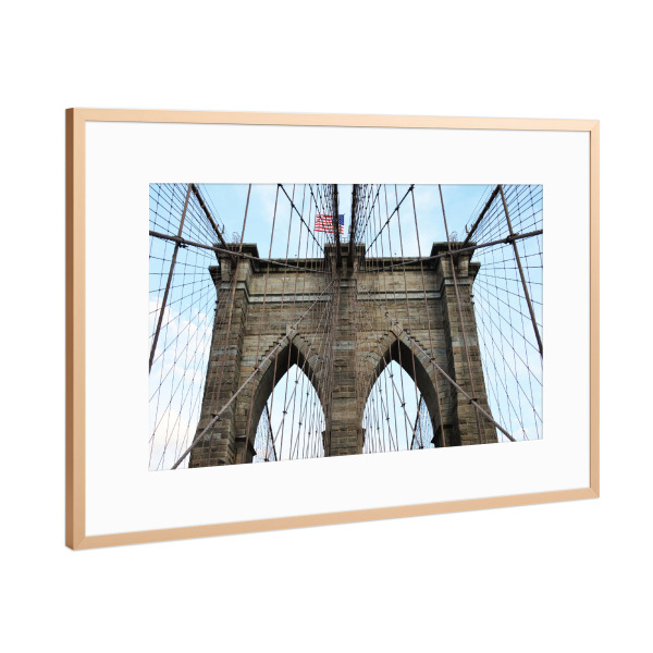 Poster mit Rahmen Kupfer "Brooklyn Bridge with Flag" artboxONE - Städte / New York,Reise,Reise / Länder