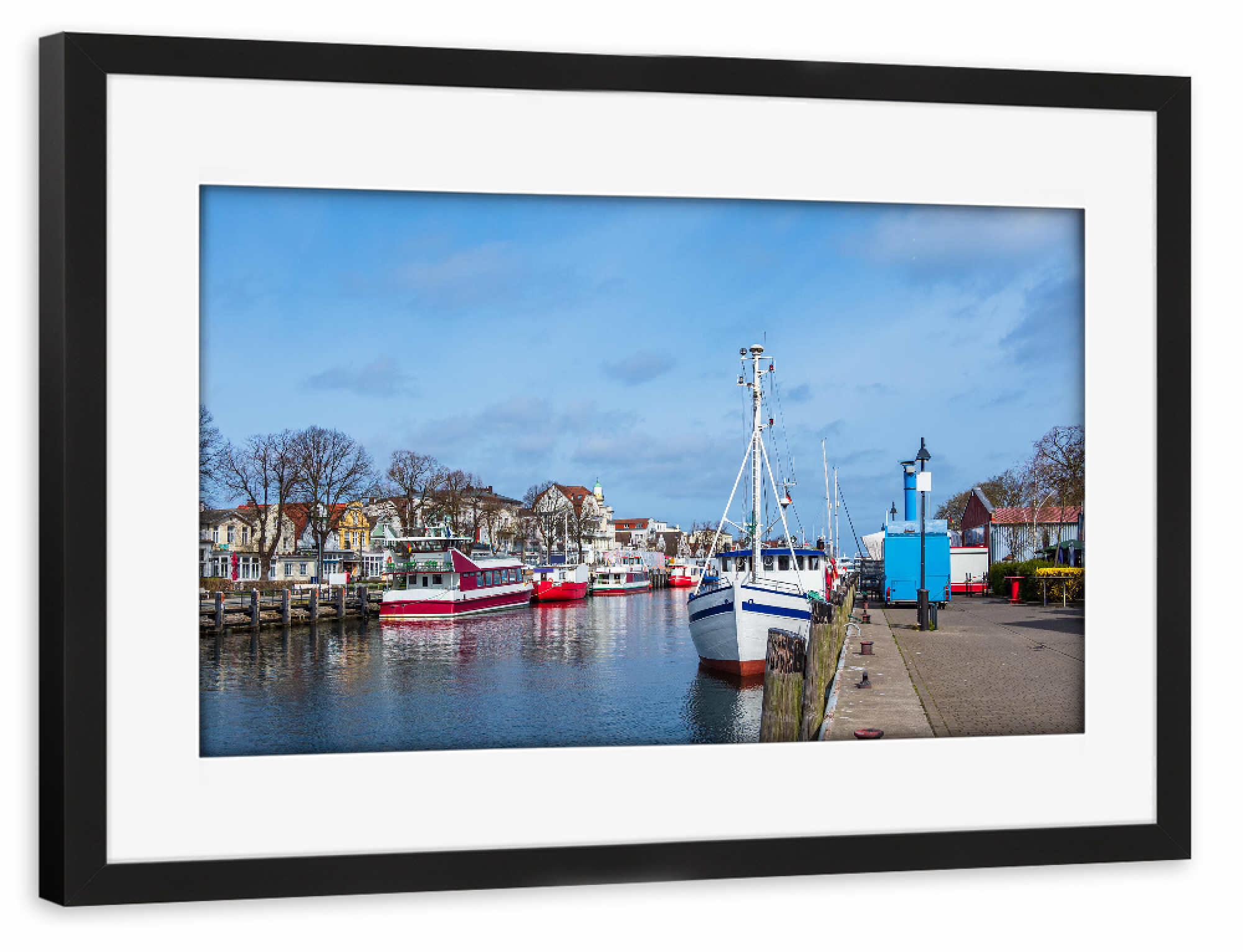 Poster mit Rahmen schwarz "Fischkutter am Alten Strom" artboxONE - Natur,Reise,Architektur,Reise / Strand und Meer