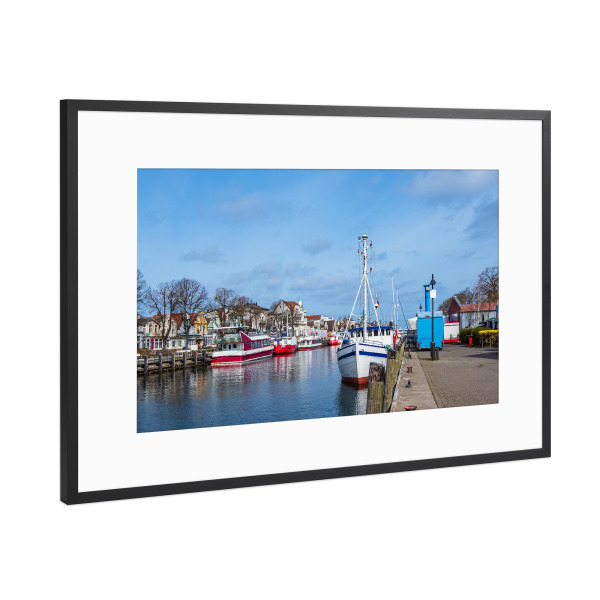 Poster mit Rahmen Schwarz (Metallic) "Fischkutter am Alten Strom" artboxONE - Natur,Reise,Architektur,Reise / Strand und Meer