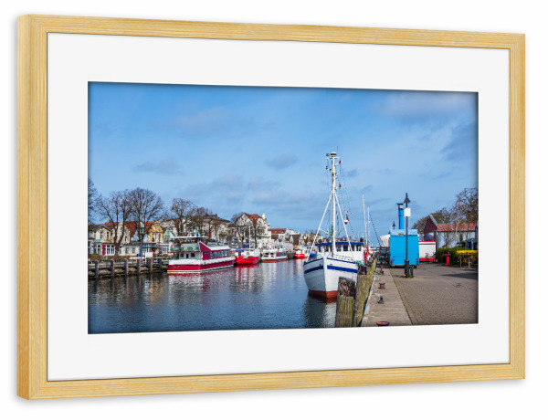 Poster mit Rahmen kiefer "Fischkutter am Alten Strom" artboxONE - Natur,Reise,Architektur,Reise / Strand und Meer