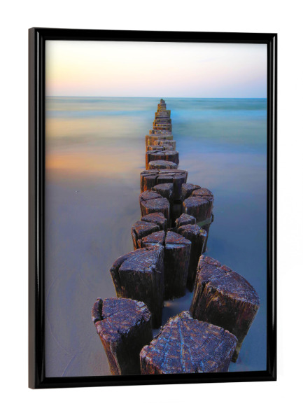 Poster mit schwarzem Rahmen "Buhnen bei Sonnenuntergang am Meer" artboxONE - Natur,Reise,Geometrie
