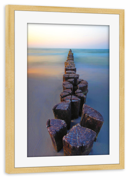 Poster mit Rahmen kiefer "Buhnen bei Sonnenuntergang am Meer" artboxONE - Natur,Reise,Geometrie