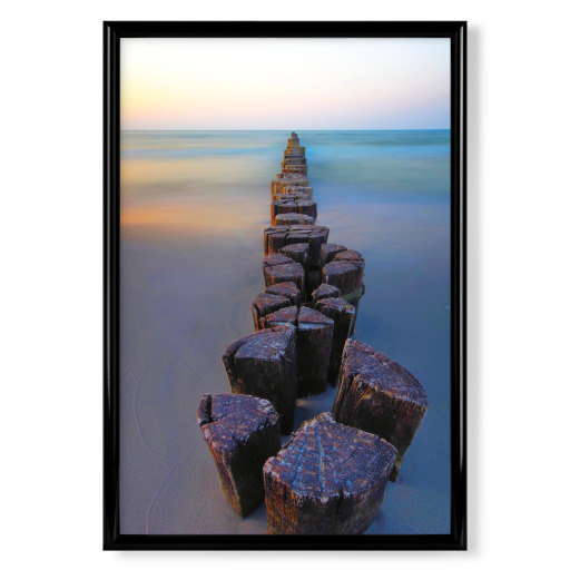 Buhnen bei Sonnenuntergang am Meer Buhnen bei Sonnenuntergang am Meer