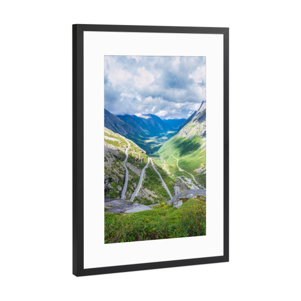 Poster mit Rahmen Schwarz (Metallic) "Die Straße Trollstigen" artboxONE - Natur,Reise,Reise / Länder