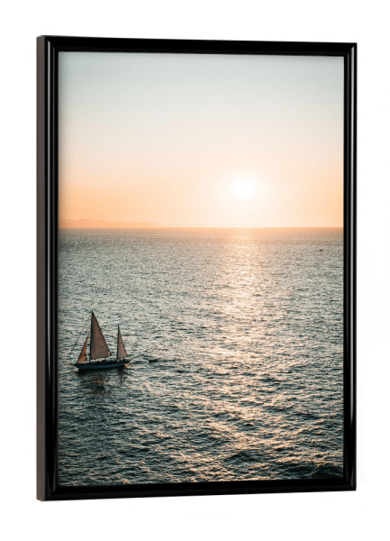 Poster mit schwarzem Rahmen "In den Sonnenuntergang segeln" artboxONE - Natur,Reise / Strand und Meer