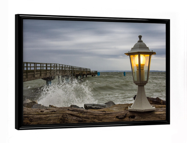 Poster mit schwarzem Rahmen "Laterne und Seebrücke" artboxONE - Natur,Reise,Architektur,Reise / Strand und Meer