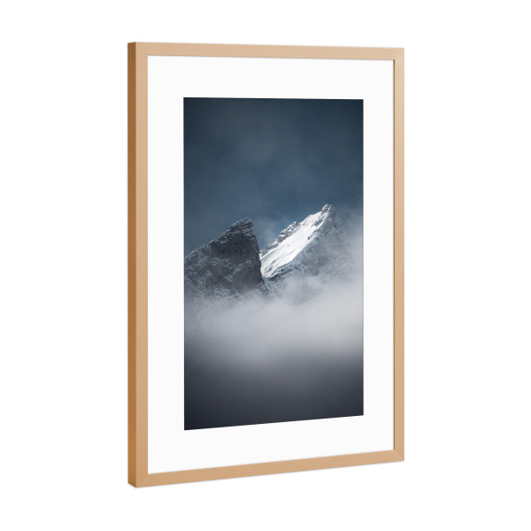 Poster mit Rahmen Kupfer "Neblige Bergspitze" artboxONE - Natur