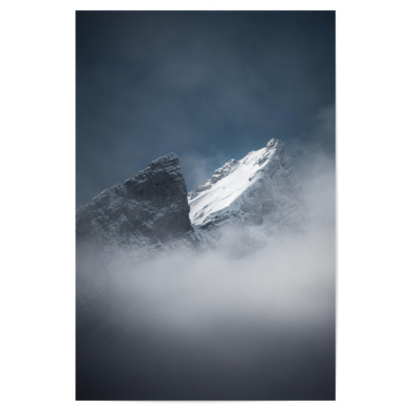 Poster "Neblige Bergspitze" artboxONE - Natur - Schnee,Berg,Schweiz,Berge,Mountains,Snow,Natur,Nature,Fog,Nebel,Landschaft,Wanderlust,Neblig,Alpen