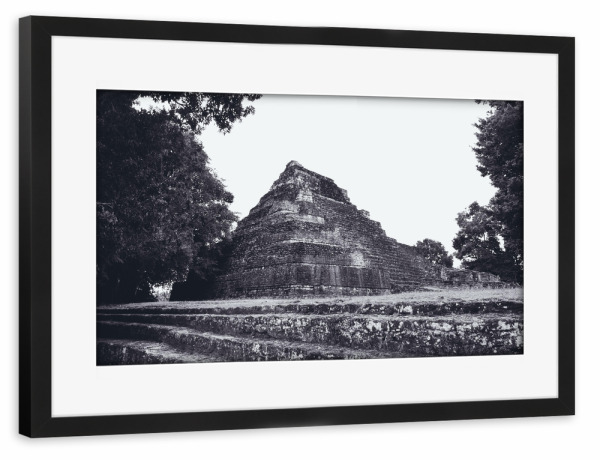 Poster mit Rahmen schwarz "Chaccoben Mayan Ruin" artboxONE - Reise,Schwarzweiß,Architektur,Reise / Länder