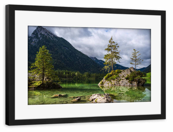 Poster mit Rahmen schwarz "Bäume und Felsen im See" artboxONE - Natur,Reise