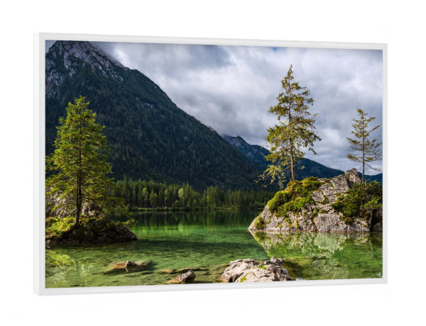 Poster mit weißem Rahmen "Bäume und Felsen im See" artboxONE - Natur,Reise