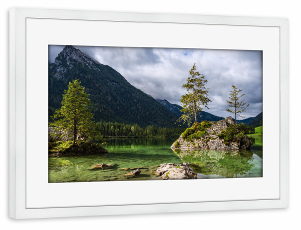 Poster mit Rahmen weiß "Bäume und Felsen im See" artboxONE - Natur,Reise
