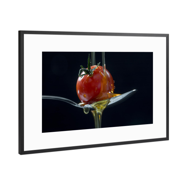 Poster mit Rahmen Schwarz (Metallic) "Tomate und Olivenöl" artboxONE - Essen & Trinken / Obst & Gemüse