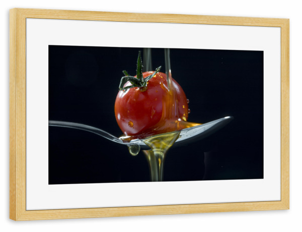 Poster mit Rahmen kiefer "Tomate und Olivenöl" artboxONE - Essen & Trinken / Obst & Gemüse