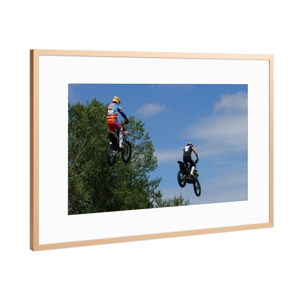 Poster mit Rahmen Kupfer "Flying Motorbikes" artboxONE - Reise,Sport / Motorsport,Sport - Show,Action,Flug,Jump,Motorrad,Bike,Rennen,Sprung,Biker