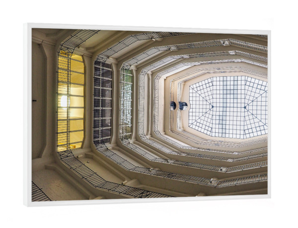 Poster mit weißem Rahmen "Im Treppenhaus" artboxONE - Architektur