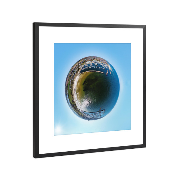 Poster mit Rahmen Schwarz (Metallic) "Yachthafen Strande bei Kiel" artboxONE - Natur,Reise,Reise / Strand und Meer,Sport,Reise / Länder