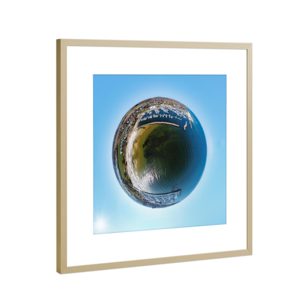 Poster mit Rahmen Gold "Yachthafen Strande bei Kiel" artboxONE - Natur,Reise,Reise / Strand und Meer,Sport,Reise / Länder