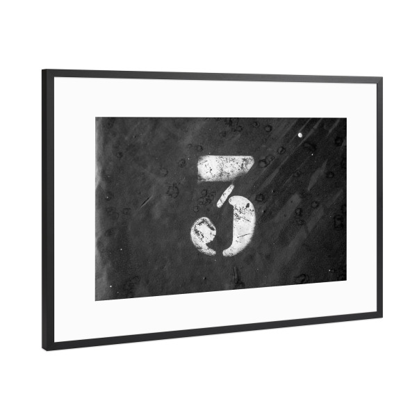Poster mit Rahmen Schwarz (Metallic) "Number three bw" artboxONE - Typografie - 3,Drei,Schwarz,Weiß,Zahl,Three,Count,Number,Schwarzweiß,Blackandwhite