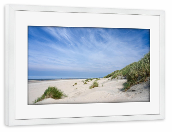 Poster mit Rahmen weiß "Weiter Sandstrand auf Baltrum" artboxONE - Natur,Reise / Strand und Meer