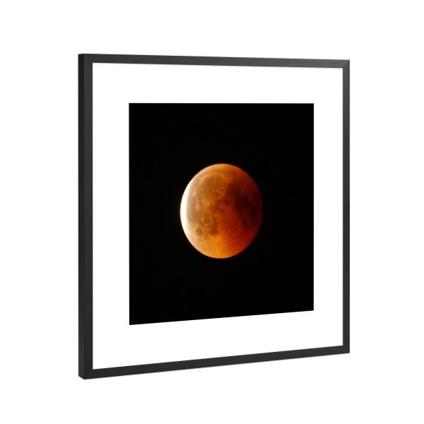 Poster mit Rahmen Schwarz (Metallic) "Bloodmoon black Sky" artboxONE - Galaxy