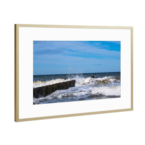 Poster mit Rahmen Gold "Buhne mit Wellen" artboxONE - Natur,Reise,Reise / Strand und Meer