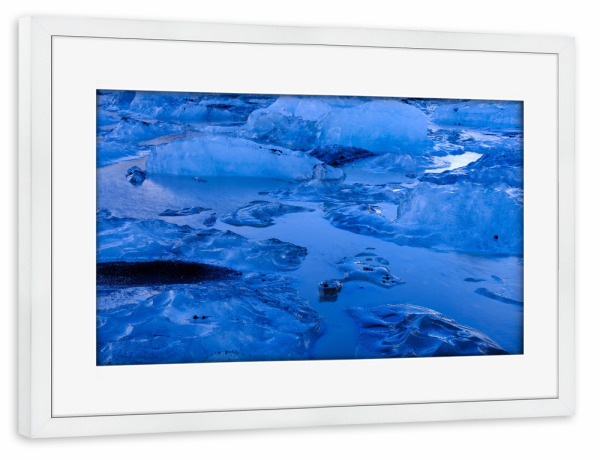 Poster mit Rahmen weiß "Deep blue ice blocks" artboxONE - Natur,Abstrakt