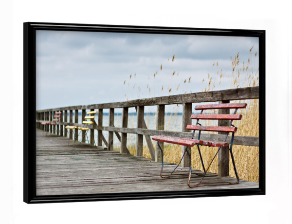 Poster mit schwarzem Rahmen "Bänke auf einem Steg" artboxONE - Natur,Reise,Architektur