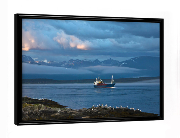 Poster mit schwarzem Rahmen "Kutter am Fjord" artboxONE - Natur,Reise,Reise / Strand und Meer,Reise / Länder