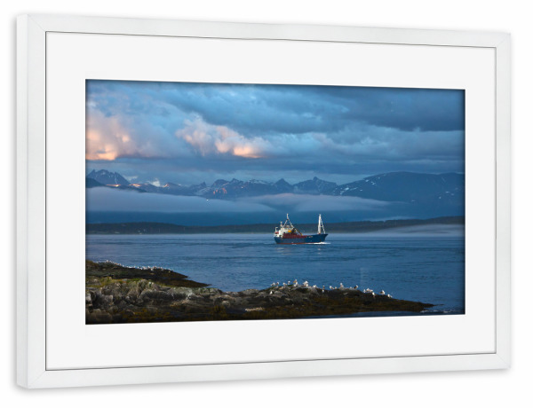 Poster mit Rahmen weiß "Kutter am Fjord" artboxONE - Natur,Reise,Reise / Strand und Meer,Reise / Länder