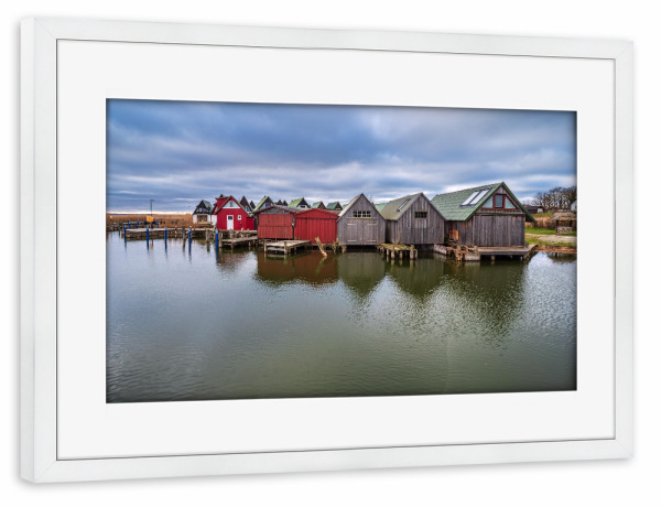 Poster mit Rahmen weiß "Bootshäuser mit Steg" artboxONE - Natur,Reise,Architektur