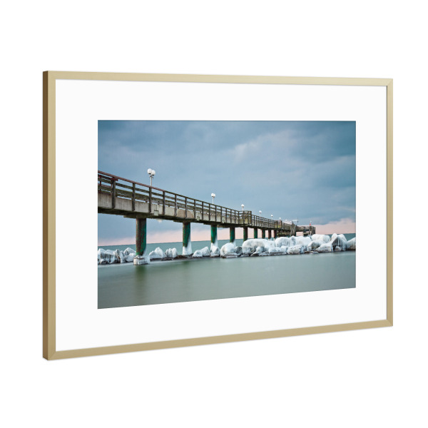 Poster mit Rahmen Gold "Wustrow Seebrücke im Winter" artboxONE - Natur,Reise,Architektur,Reise / Strand und Meer
