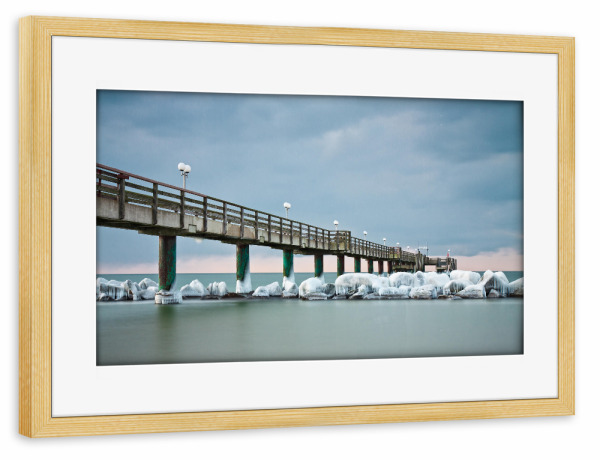 Poster mit Rahmen kiefer "Wustrow Seebrücke im Winter" artboxONE - Natur,Reise,Architektur,Reise / Strand und Meer
