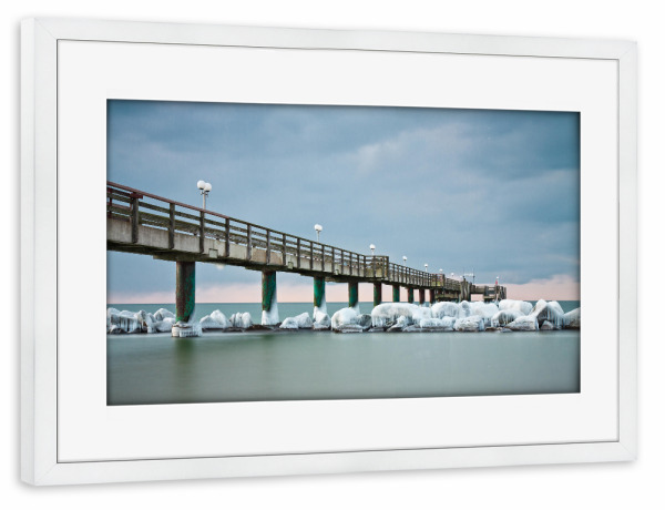 Poster mit Rahmen weiß "Wustrow Seebrücke im Winter" artboxONE - Natur,Reise,Architektur,Reise / Strand und Meer