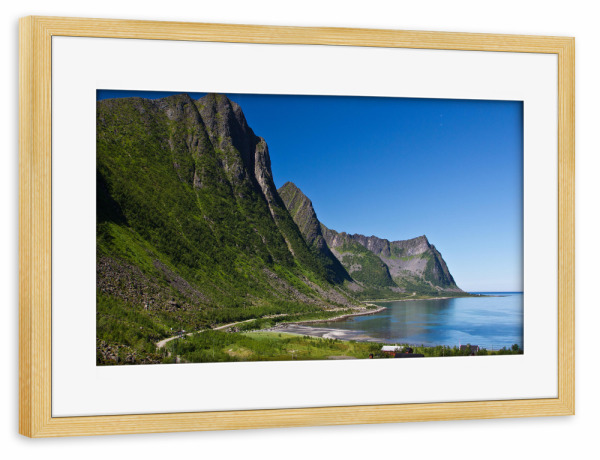 Poster mit Rahmen kiefer "Küste auf Senja in Norwegen" artboxONE - Natur,Reise,Reise / Strand und Meer,Reise / Länder